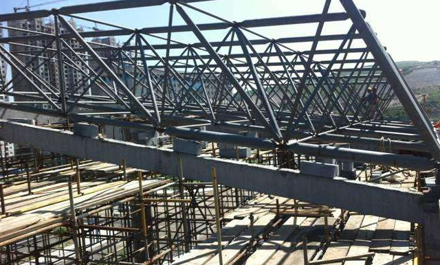 白银简述网架公司的黑色压型钢板的吊装步履